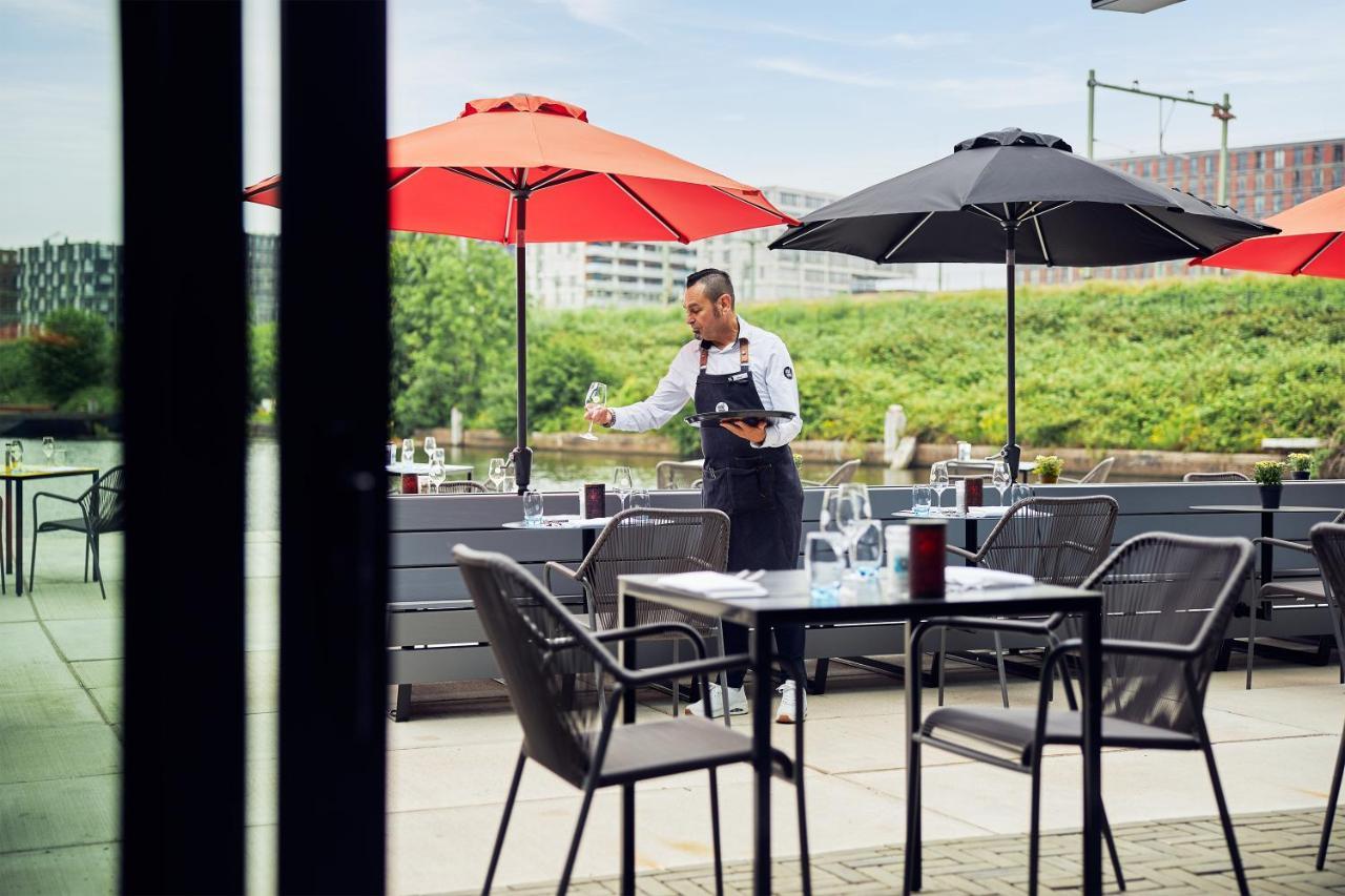 Inntel Hotels Amsterdam Landmark מראה חיצוני תמונה A waiter serving wine at a restaurant