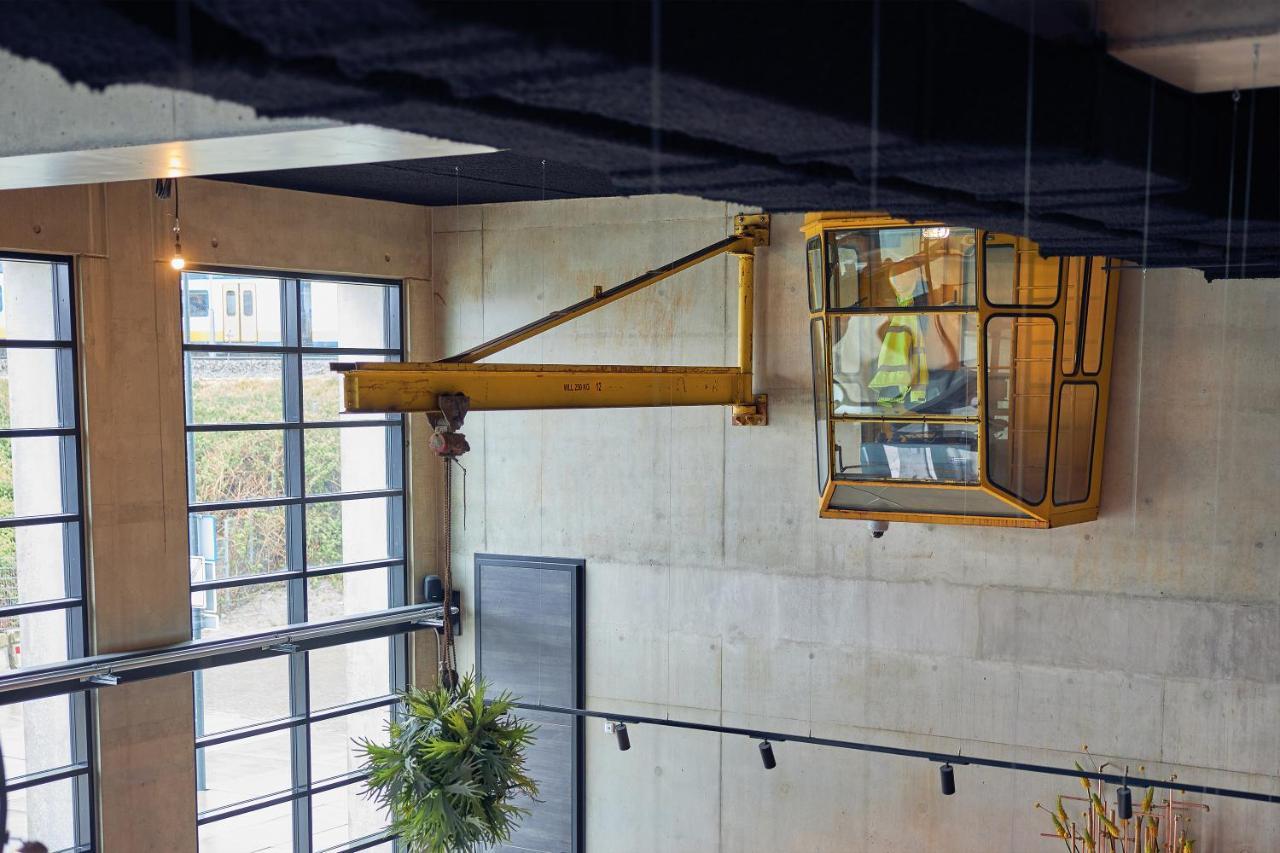 Inntel Hotels Amsterdam Landmark מראה חיצוני תמונה The elevator is operated by a manual winch.