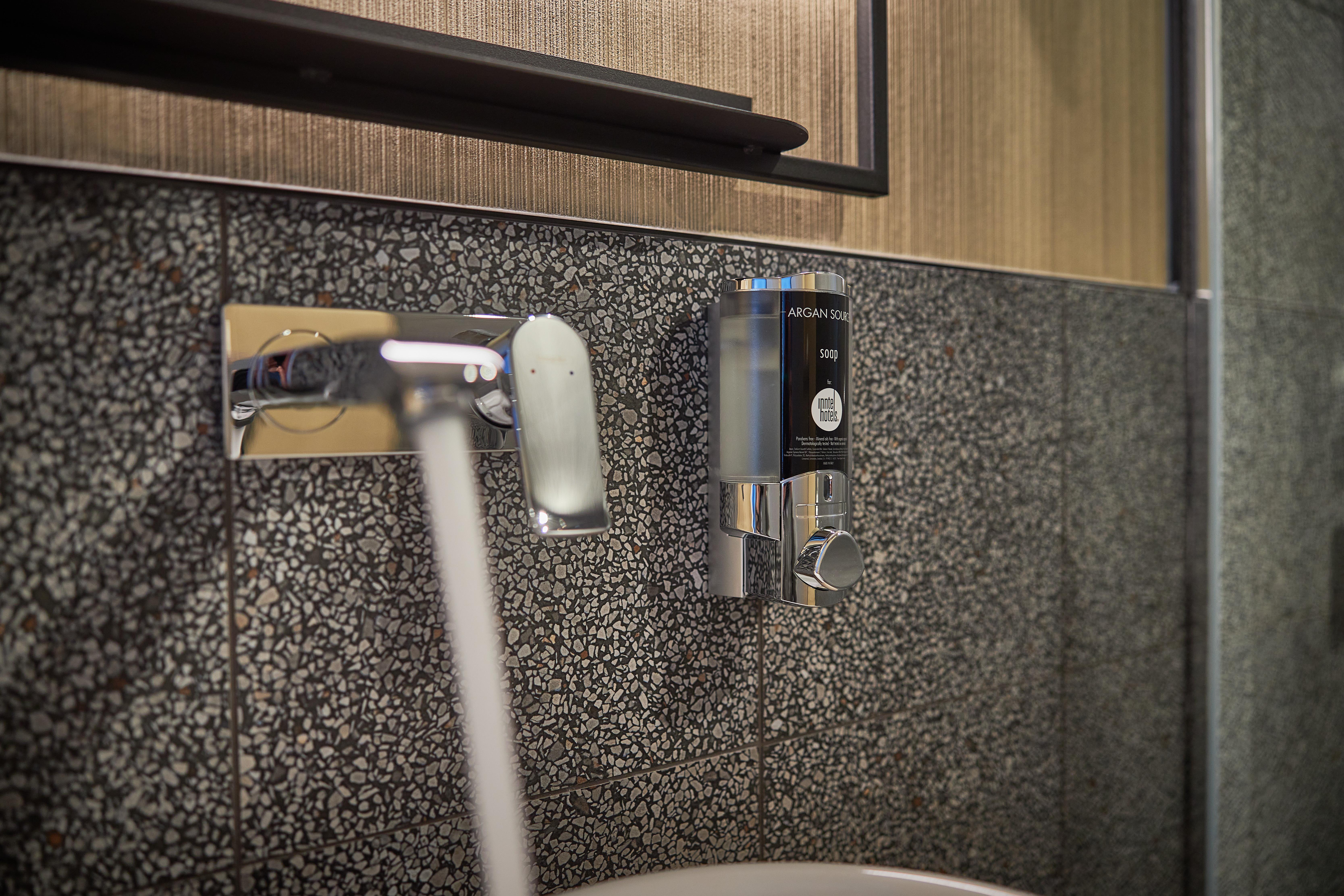 Inntel Hotels Amsterdam Landmark מראה חיצוני תמונה Argan soap dispenser