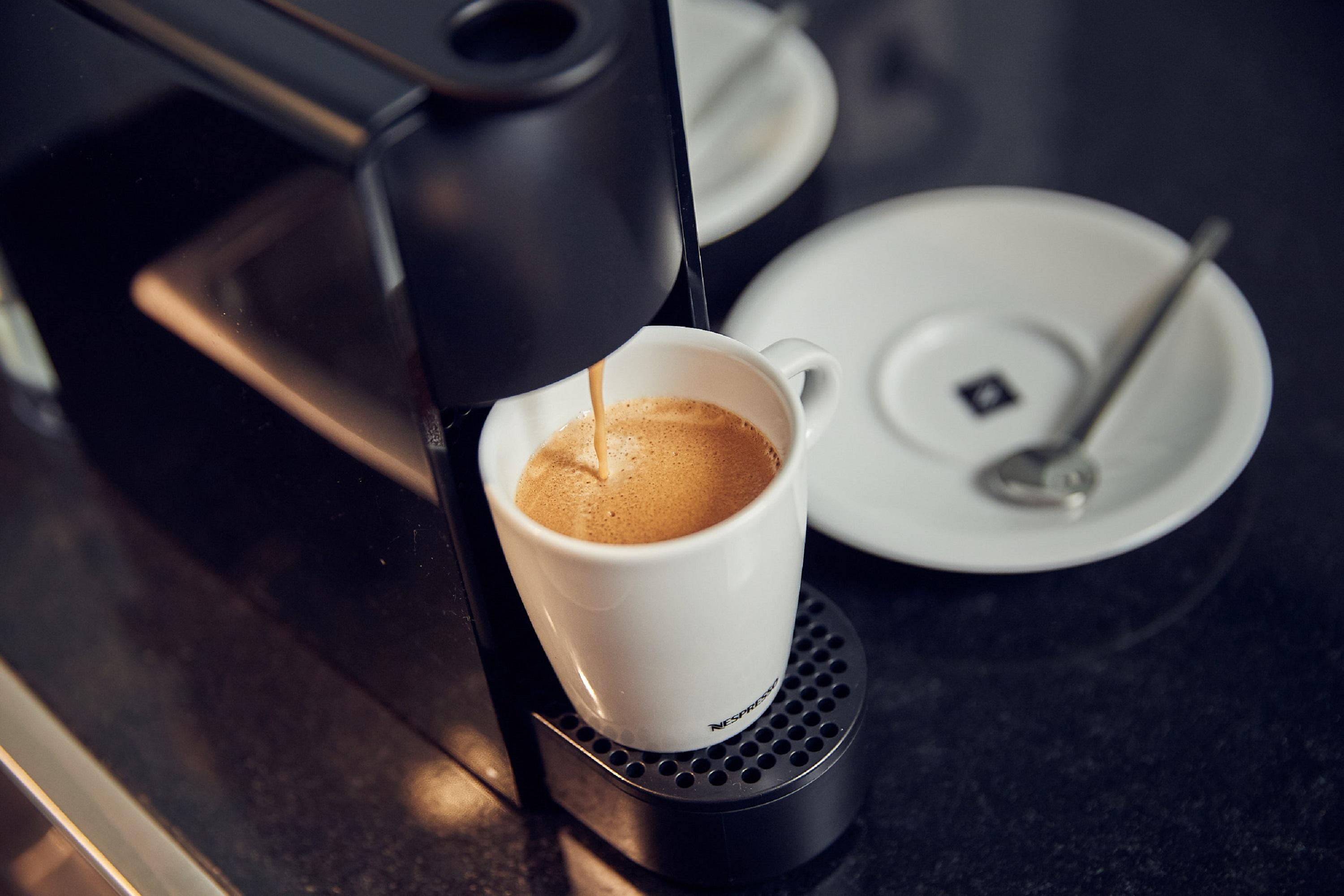 Inntel Hotels Amsterdam Landmark מראה חיצוני תמונה A Nespresso coffee machine