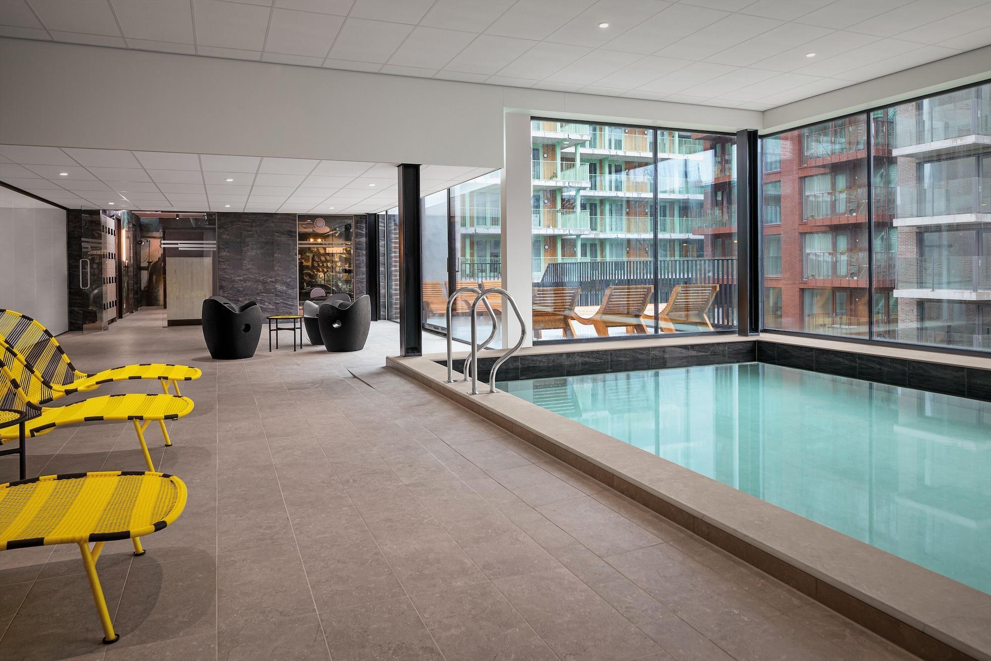 Inntel Hotels Amsterdam Landmark מראה חיצוני תמונה The swimming pool at the hotel